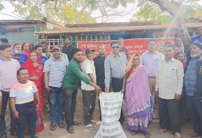 হত দরিদ্রদের জন্য স্বল্প মূল্যে খাদ্য শষ্য বিতরণ।