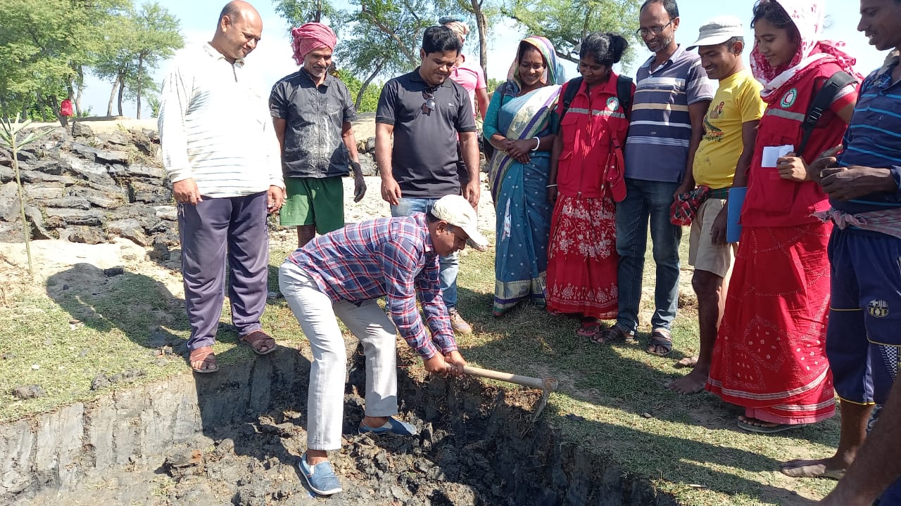 বাংলাদেশ রেড ক্রিসেন্ট সোসাইটির সার্বিক সহযোগিতায় দেলুটি ইউনিয়নের ৩ নং ওয়ার্ডে মাটির রাস্তা মেরামত।