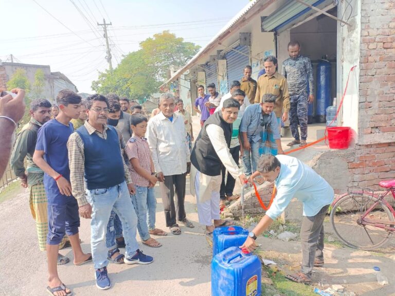 পাইকগাছার লতা ইউনিয়নে শামুকপোতা বাজারে সুপেয় পানির প্ল্যান্ট উদ্বোধন।